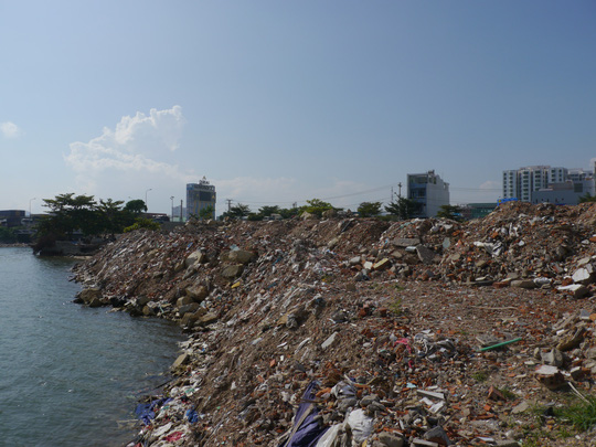 B&iacute;[-]thư[-]Tỉnh[-]ủy[-]B&igrave;nh[-]Định:[-]Đổ[-]đất[-]lấn[-]đầm[-]Thị[-]Nại[-]l&agrave;[-]ph&aacute;[-]hoại!